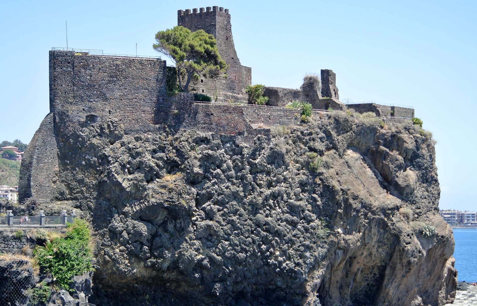 Il castello normanno di Aci Castello arroccato sulla rupe lavica a picco sul mare
