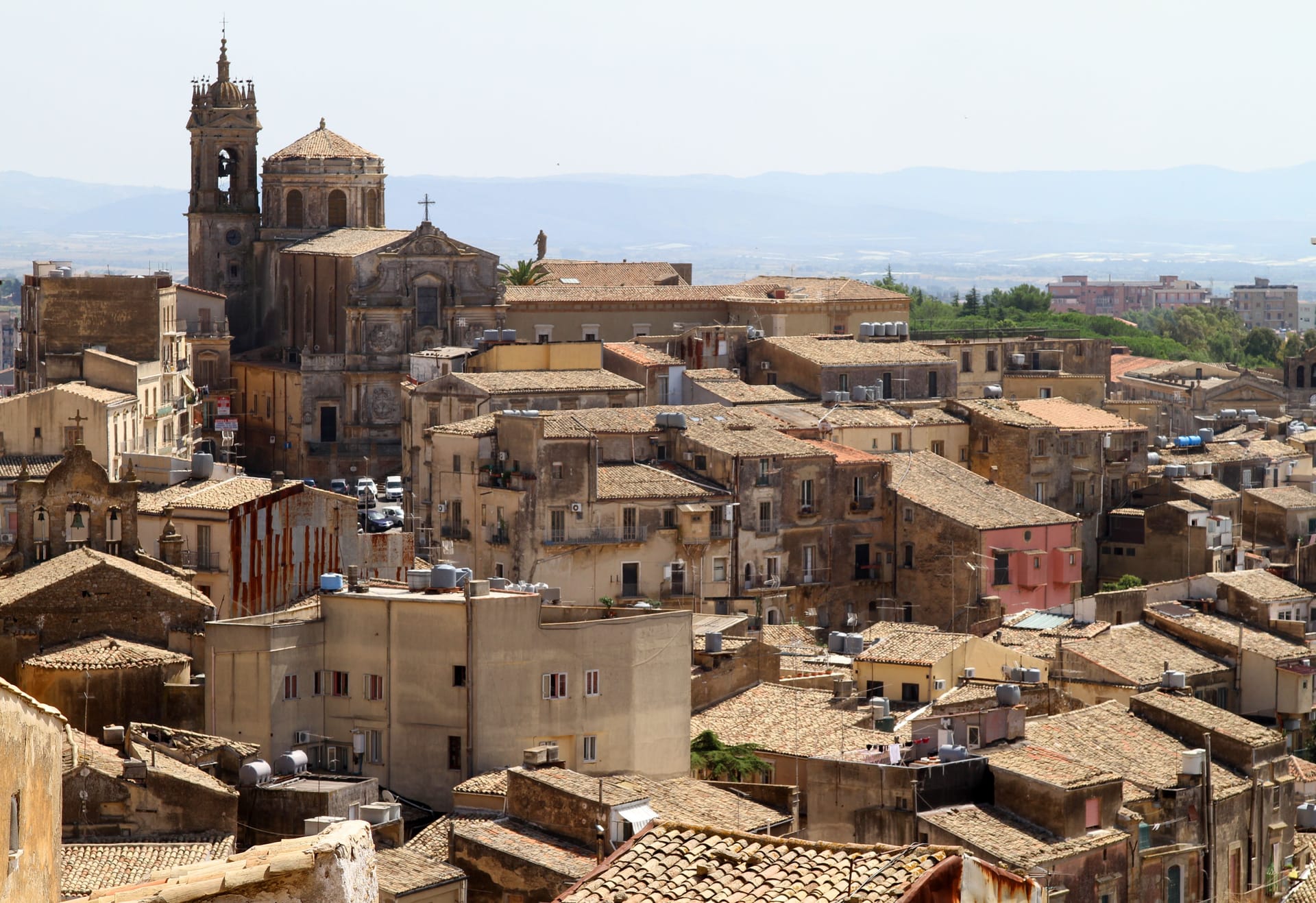 Panorama di Caltagirone dall'alto con i tetti in cotto del centro storico e il campanile della cattedrale
