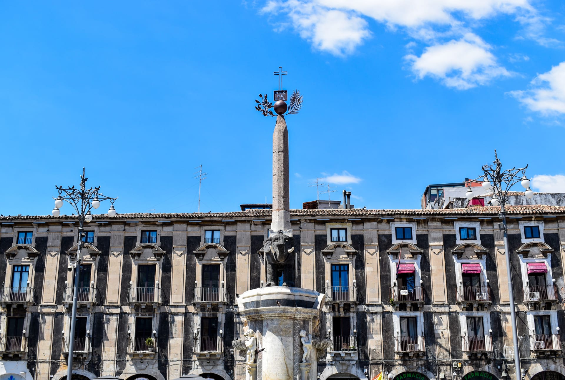 La Fontana dell'Elefante (U Liotru) in piazza Duomo a Catania, con l'obelisco e i palazzi in pietra lavica sullo sfondo
