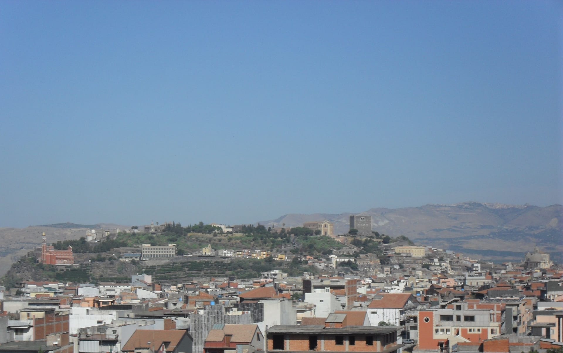 Panorama di Paterno' con le case della citta' e la collina del castello normanno sullo sfondo