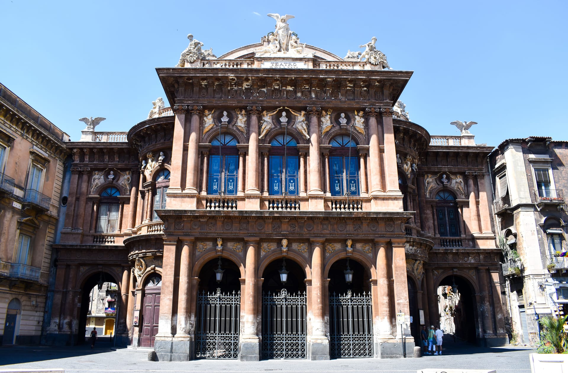 La facciata del Teatro Massimo Vincenzo Bellini di Catania con le arcate d'ingresso e le decorazioni in stile eclettico